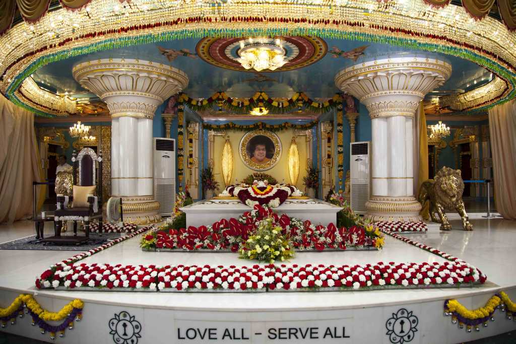 Evening view of the darshan hall.