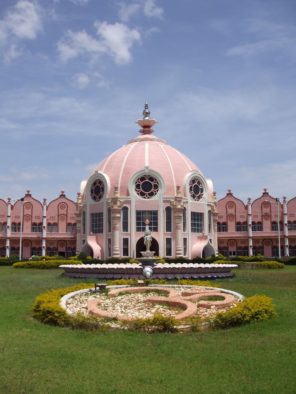 The rose-pink domes of the Sri Sathya Sai Institute of Higher Medical Sciences (J929, Wikimedia Commons · public domain).